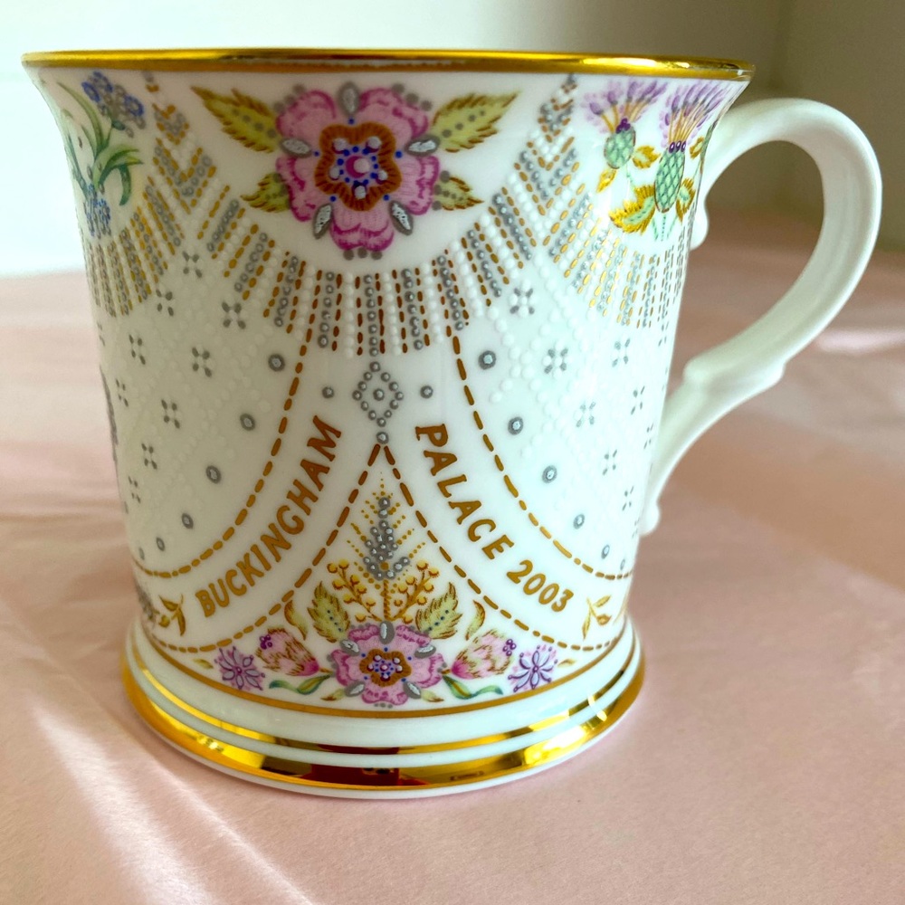 The Royal Collection Fine Bone China Commemorative "Buckingham Palace 2003" Mug